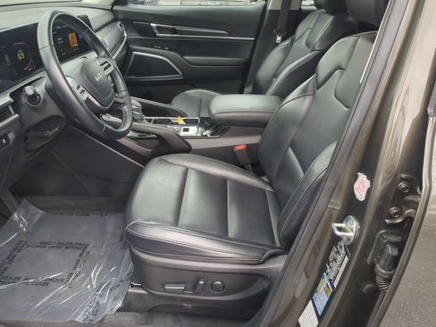 Used 2025 Kia Telluride S FWD image 16