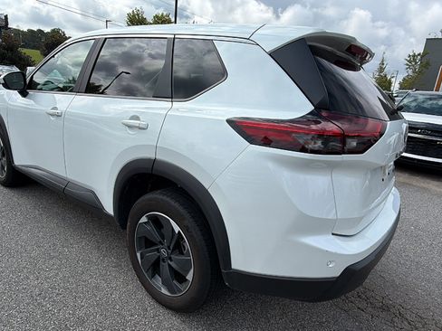 Used 2024 Nissan Rogue SV AWD/4WD image 10