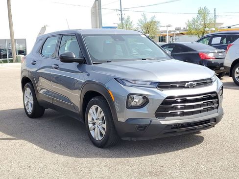 Used 2021 Chevrolet TrailBlazer LS w/ LPO, Blackout Package FWD image 4