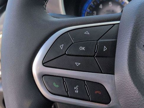 Certified 2025 Chrysler Pacifica Select image 18