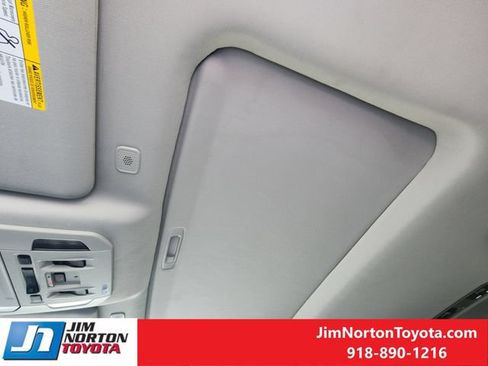 Used 2025 Toyota Highlander XLE AWD/4WD image 25