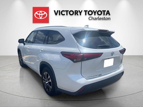 Used 2022 Toyota Highlander XLE AWD/4WD image 3