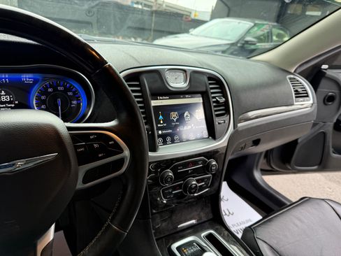 Used 2017 Chrysler 300 C image 9
