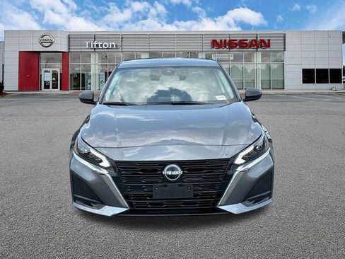 Used 2025 Nissan Altima 2.5 SV FWD image 2