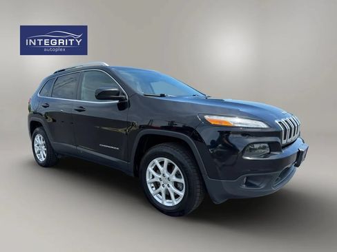 Used 2017 Jeep Cherokee Latitude AWD/4WD image 2