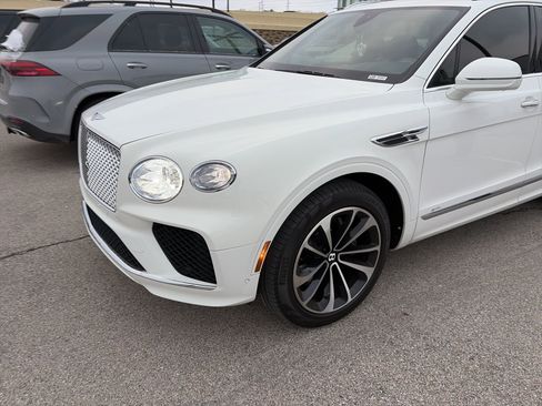 Used 2021 Bentley Bentayga Plug-In Hybrid image 2