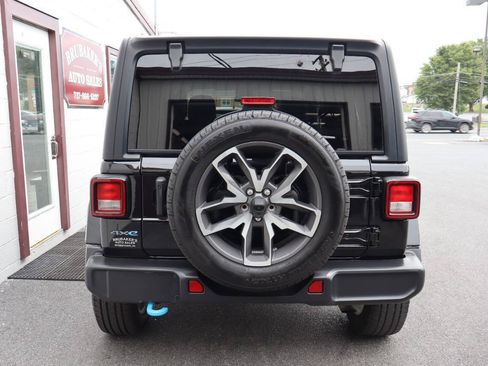 Used 2024 Jeep Wrangler Unlimited w/ Convenience Group AWD/4WD image 3