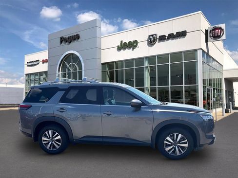Used 2023 Nissan Pathfinder SL AWD/4WD image 2