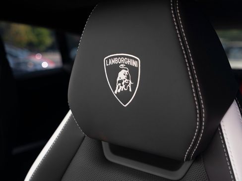 Used 2025 Lamborghini Urus SE AWD/4WD image 38