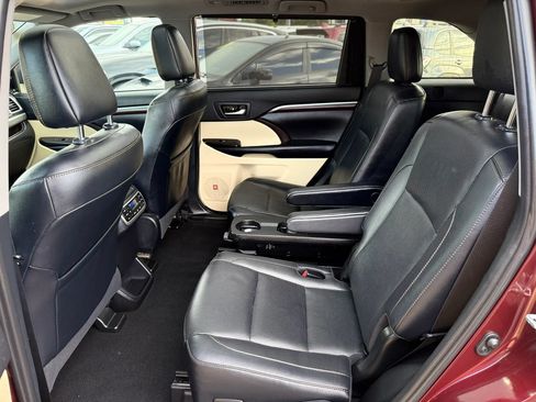 Used 2019 Toyota Highlander Limited Platinum AWD/4WD image 16