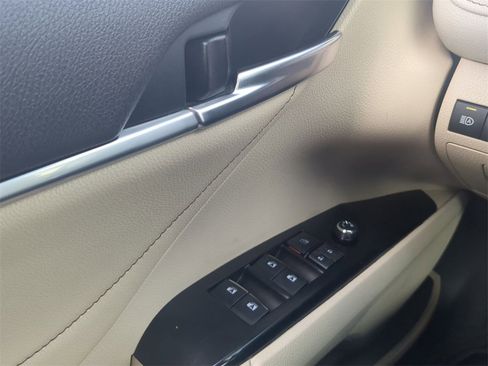 Used 2018 Toyota Camry XLE image 25
