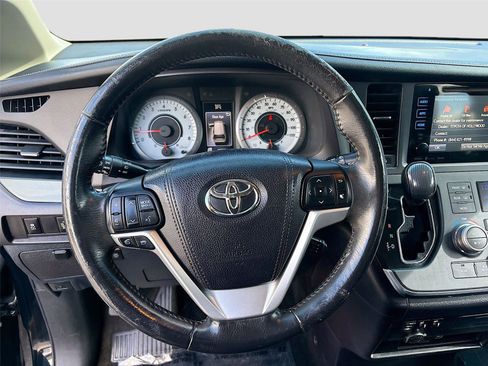 Used 2016 Toyota Sienna SE Premium image 12