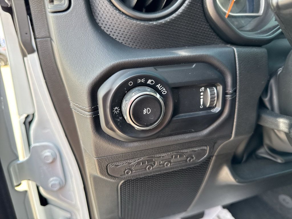 Used 2025 Jeep Wrangler Unlimited Rubicon AWD/4WD image 29