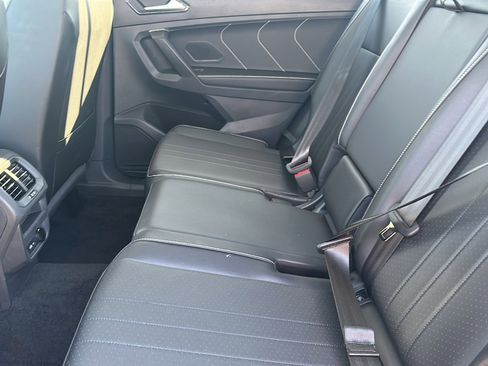 Used 2024 Volkswagen Tiguan SE w/ Panoramic Sunroof Package image 18