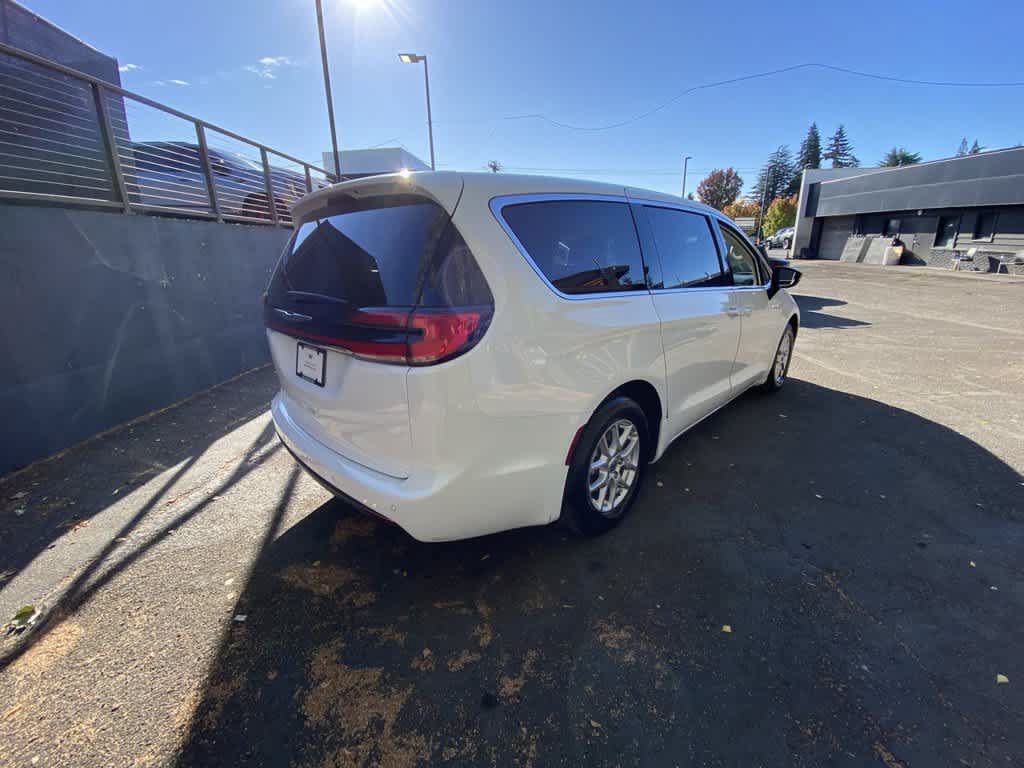 Used 2024 Chrysler Pacifica Touring-L FWD image 6