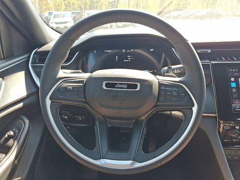 Used 2024 Jeep Grand Cherokee Altitude AWD/4WD image 17
