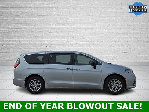 Used 2024 Chrysler Pacifica Touring-L image 5