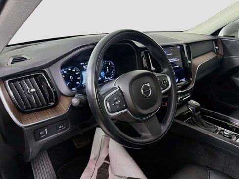 Used 2021 Volvo XC60 T5 Momentum w/ Premium Package FWD image 10