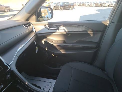 New 2025 Jeep Grand Cherokee Laredo X w/ Luxury Tech Group I image 15