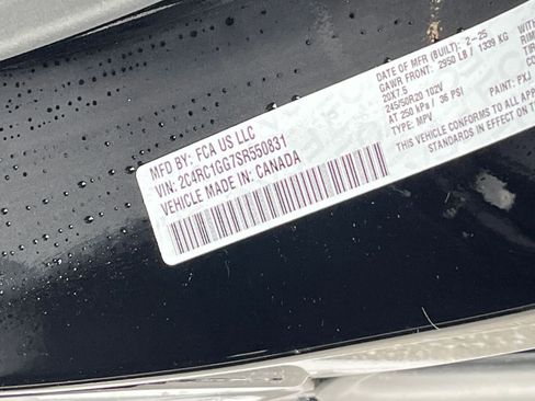 Used 2025 Chrysler Pacifica Limited image 31