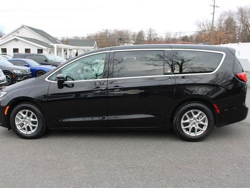 Used 2024 Chrysler Pacifica Touring image 5