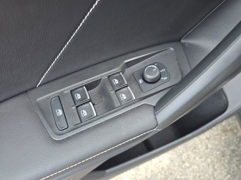 Used 2023 Volkswagen Tiguan SE image 17