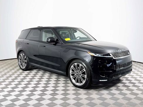 Used 2025 Land Rover Range Rover Sport SE image 3