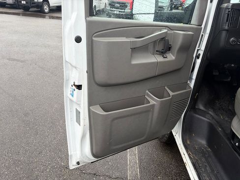Used 2016 Chevrolet Express 3500 RWD image 16