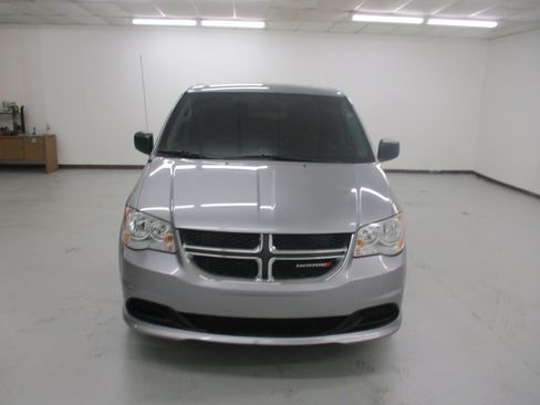 Used 2019 Dodge Grand Caravan SE w/ UConnect Hands-Free Group FWD image 2