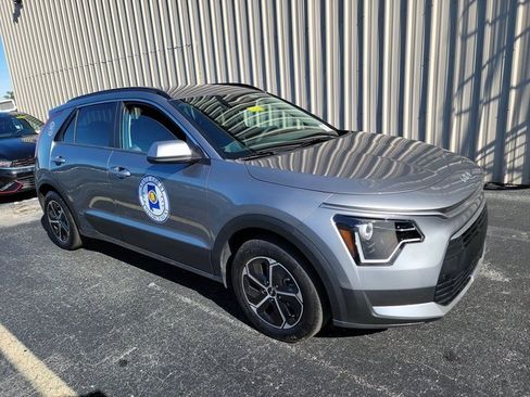 Used 2025 Kia Niro LX image 3