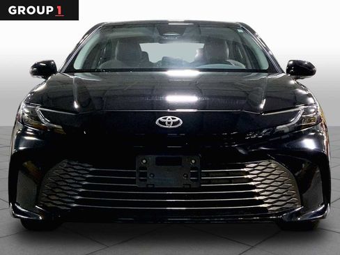 Used 2025 Toyota Camry XLE AWD/4WD image 4