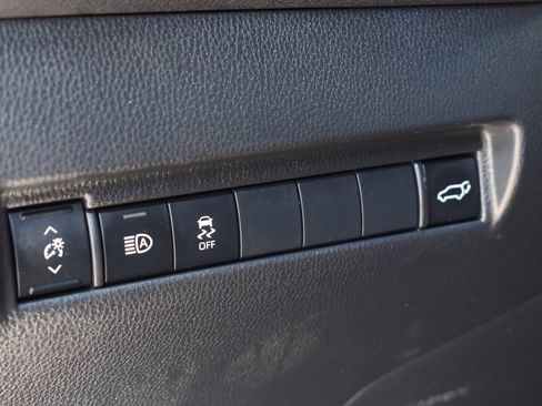 Used 2024 Toyota Venza XLE AWD/4WD image 25