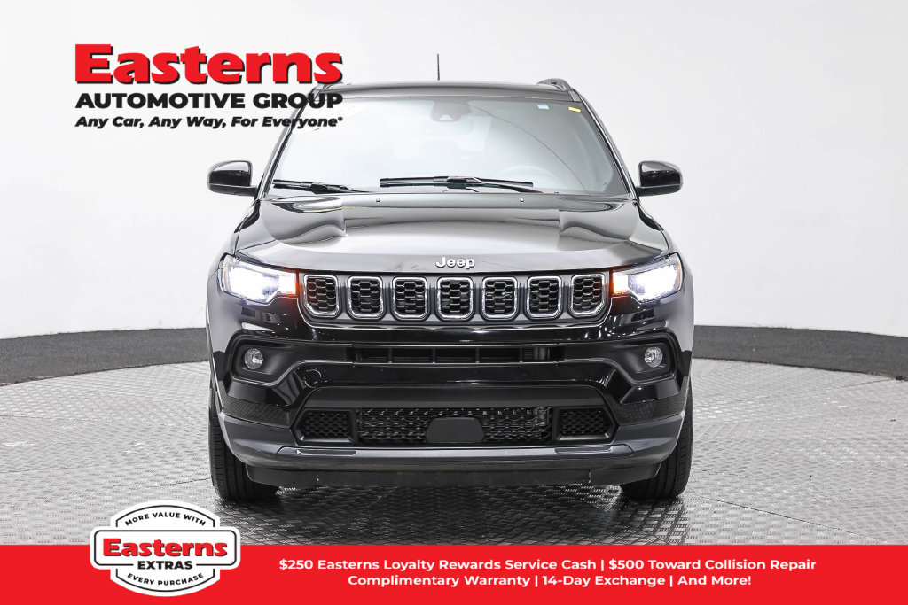 Used 2025 Jeep Compass Latitude w/ Sun & Sound Group AWD/4WD image 3