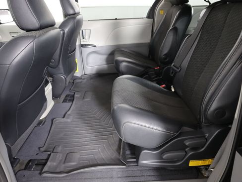 Used 2012 Toyota Sienna SE FWD image 16