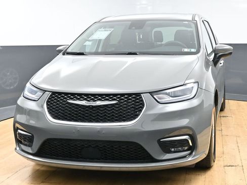 Used 2023 Chrysler Pacifica Touring-L FWD image 52