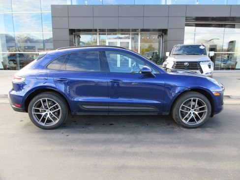 Used 2022 Porsche Macan image 11
