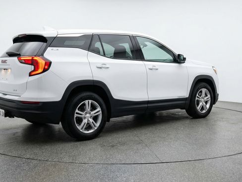 Used 2024 GMC Terrain SLE image 9