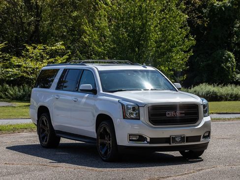 Used 2020 GMC Yukon XL SLT w/ Graphite Performance Edition image 2