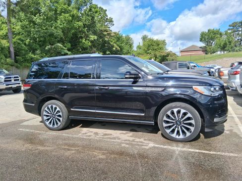 Used 2024 Lincoln Navigator Reserve AWD/4WD image 4