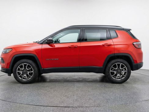 Used 2025 Jeep Compass Trailhawk image 5