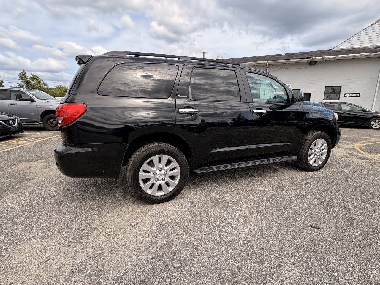 Used 2011 Toyota Sequoia Platinum AWD/4WD image 7
