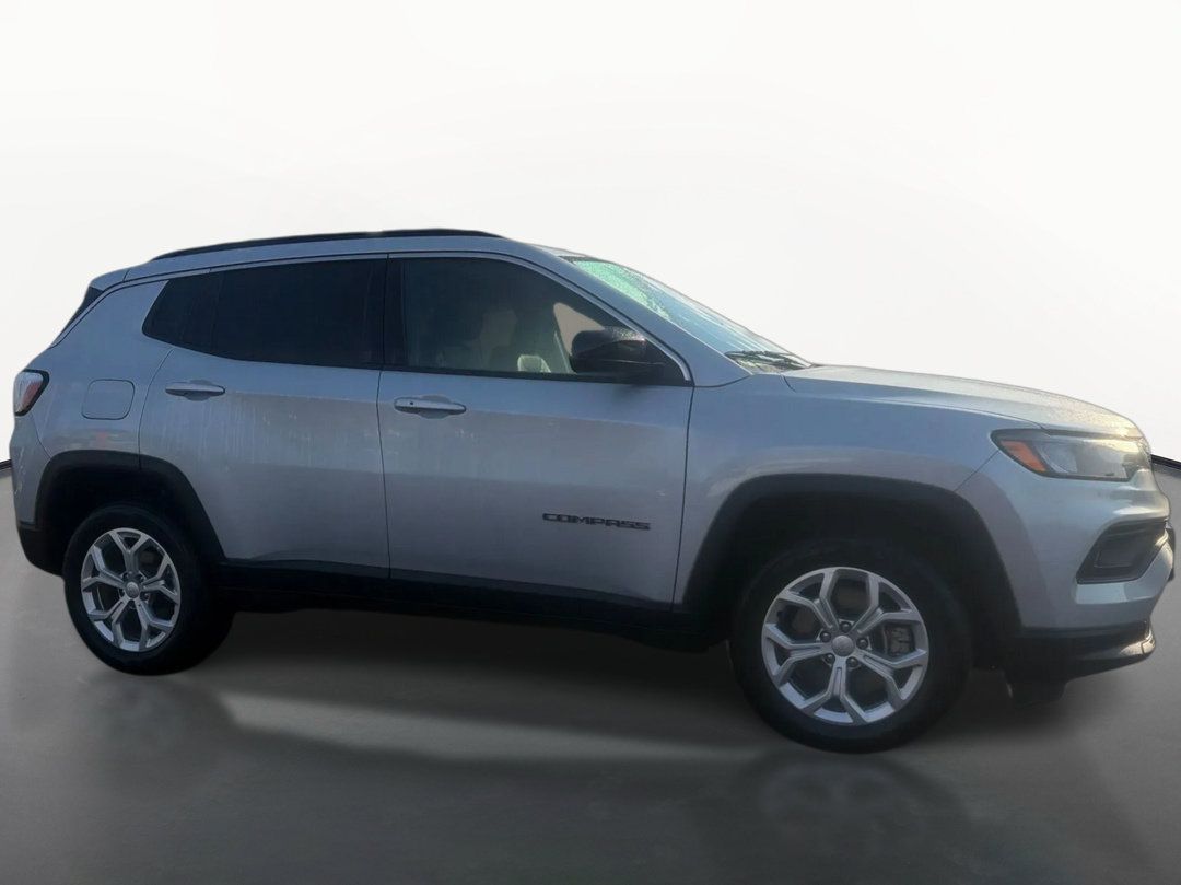 Used 2024 Jeep Compass Latitude AWD/4WD image 4