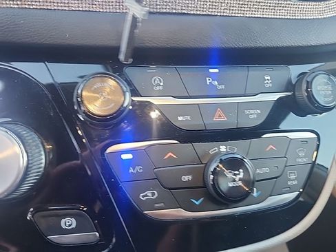 Used 2018 Chrysler Pacifica Touring-L Plus FWD image 5