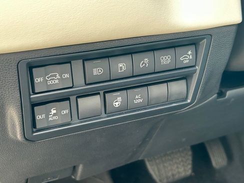 Used 2024 Toyota Sequoia Capstone AWD/4WD image 33