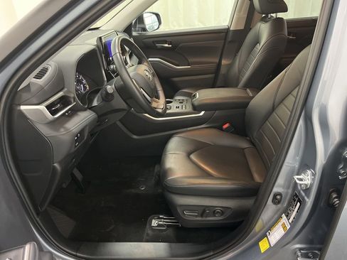 Used 2024 Toyota Highlander XLE image 4