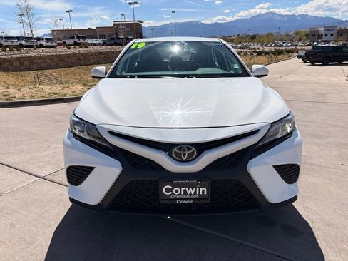 Used 2019 Toyota Camry SE image 2