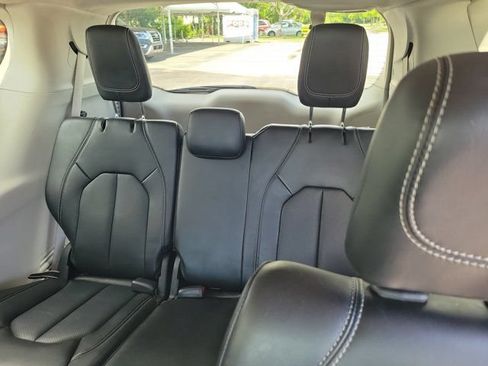 Used 2023 Chrysler Pacifica Touring-L FWD image 12