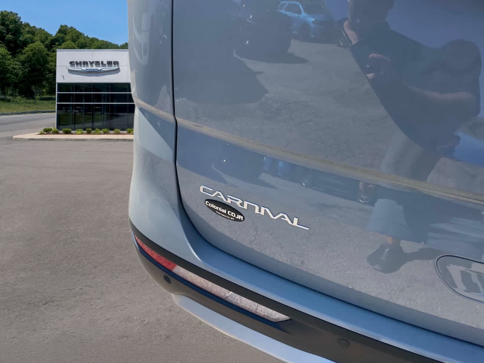 Used 2024 Kia Carnival EX FWD image 5