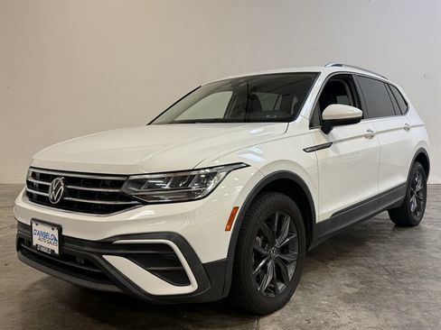 Used 2022 Volkswagen Tiguan SE w/ Panoramic Sunroof Package FWD image 3