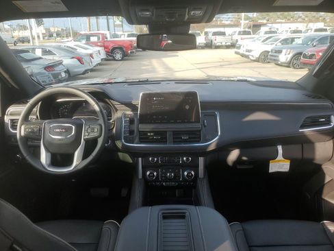 Used 2023 GMC Yukon XL SLT w/ SLT Luxury Package image 9